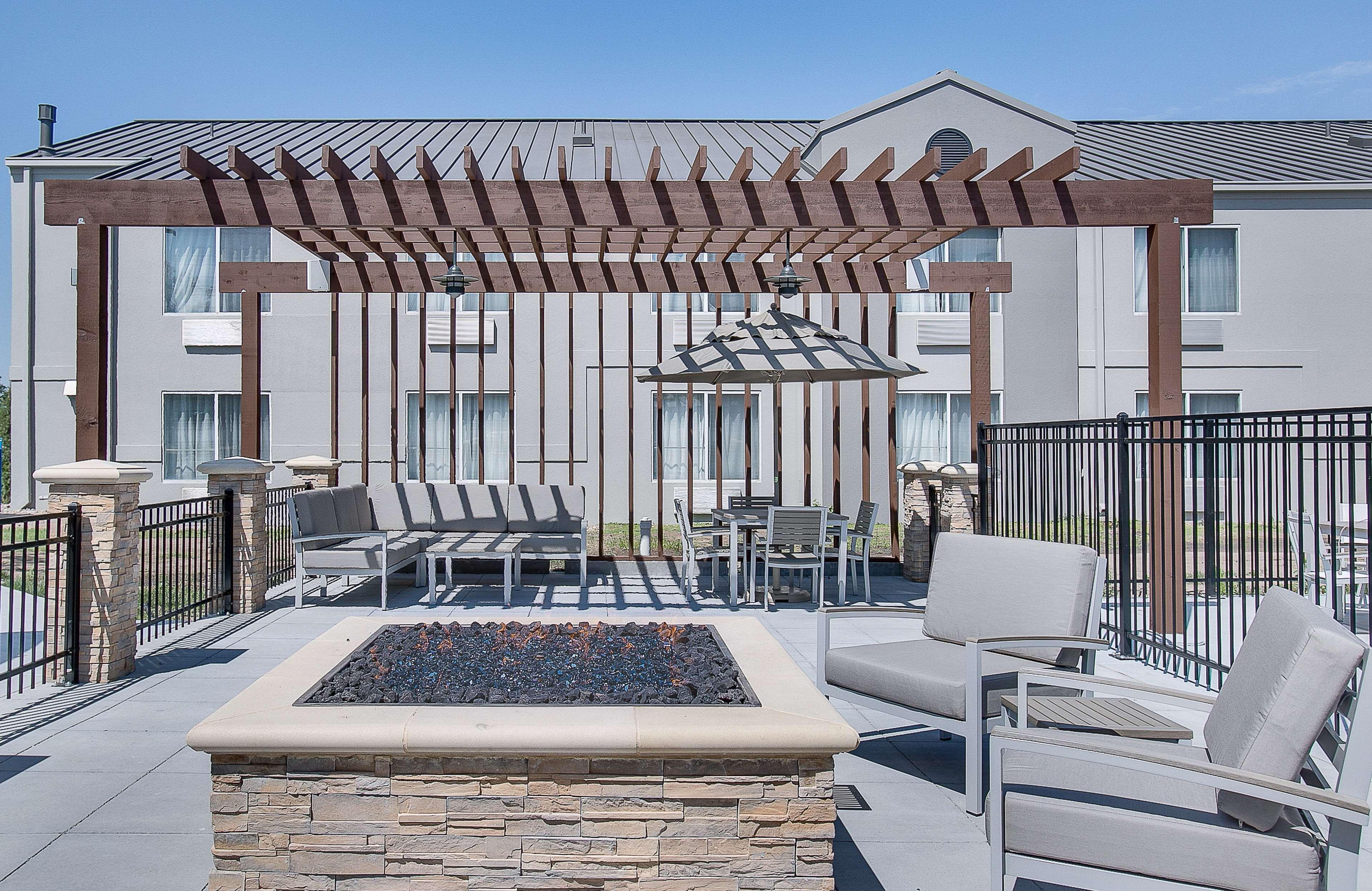 Country Inn & Suites By Radisson, Wichita East, Ks Екстериор снимка