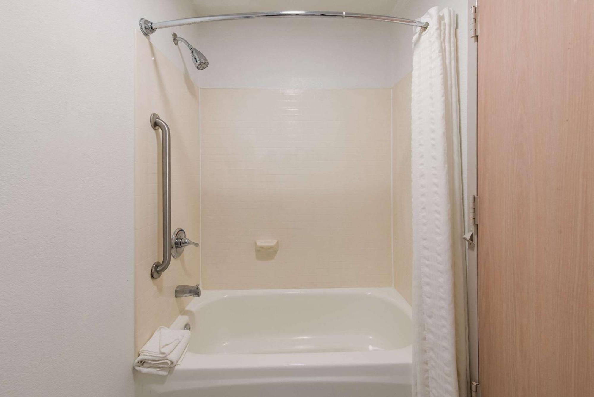 Country Inn & Suites By Radisson, Wichita East, Ks Екстериор снимка