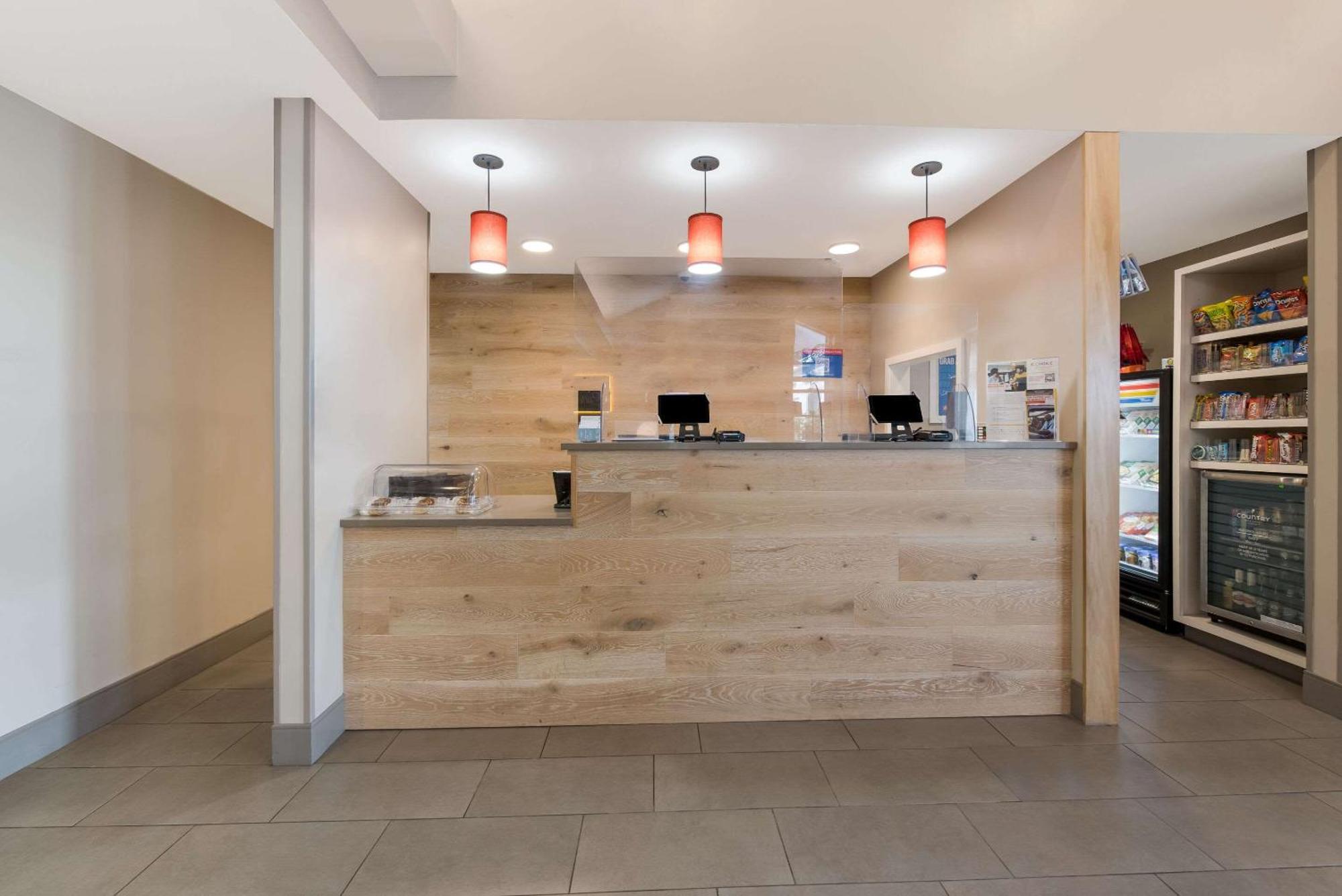 Country Inn & Suites By Radisson, Wichita East, Ks Екстериор снимка