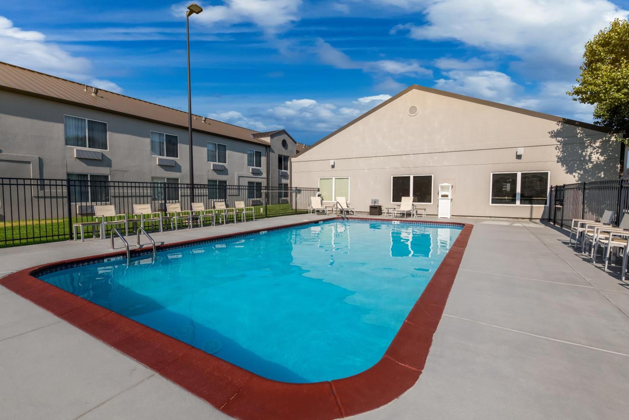Country Inn & Suites By Radisson, Wichita East, Ks Екстериор снимка
